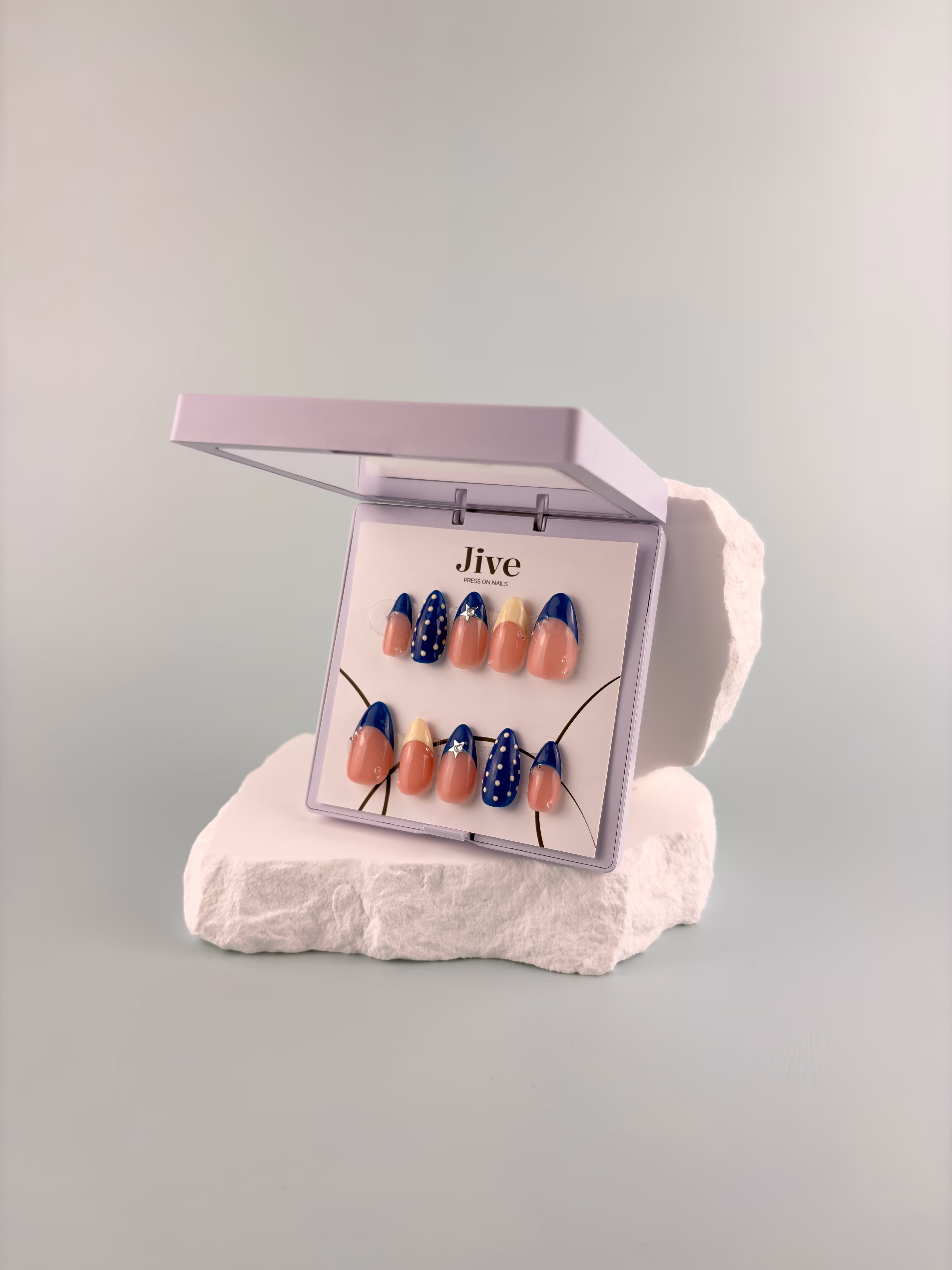 Press-on nails dans une mise en scène minimaliste