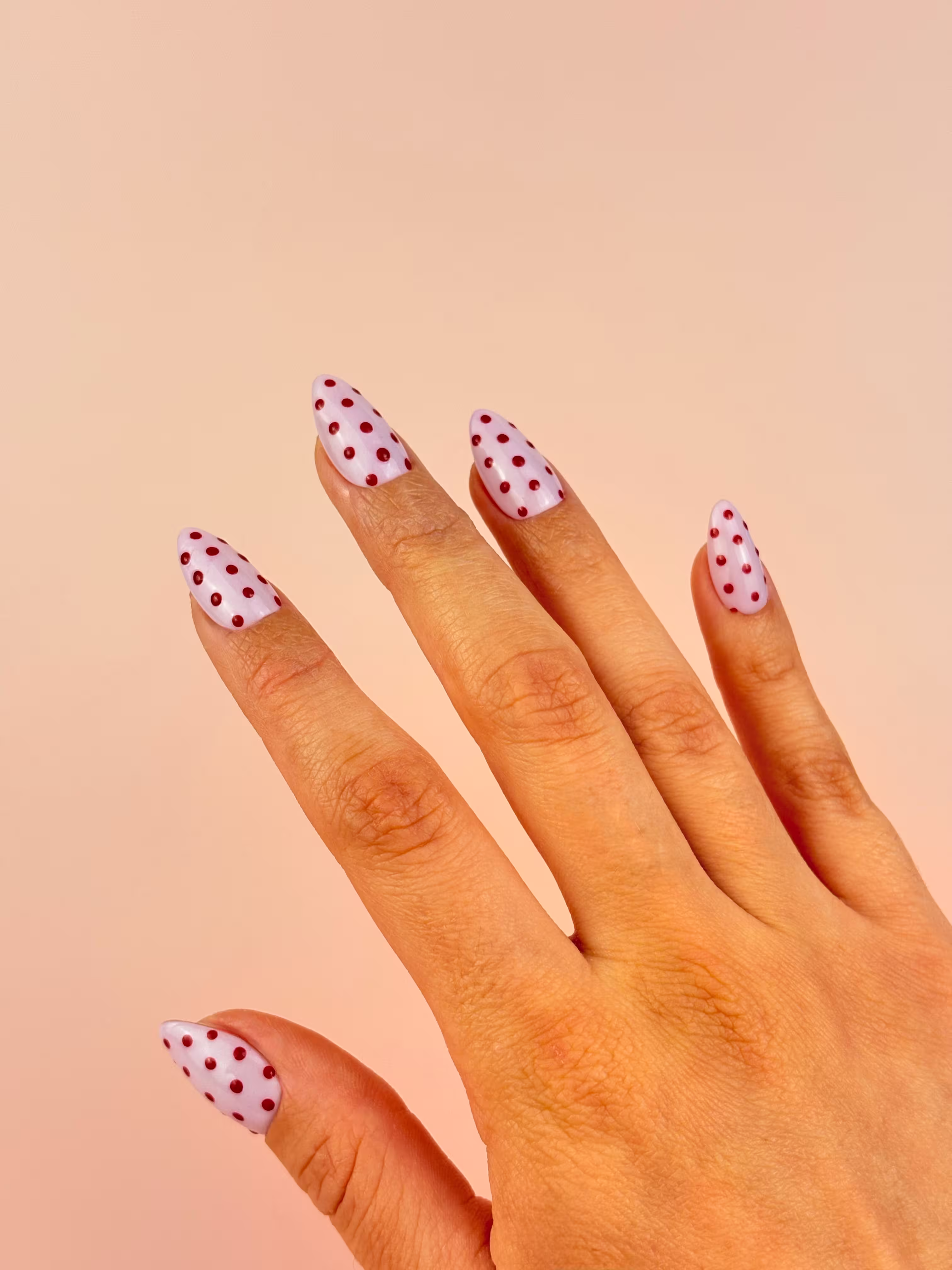 Press-on nails dans une mise en scène minimaliste